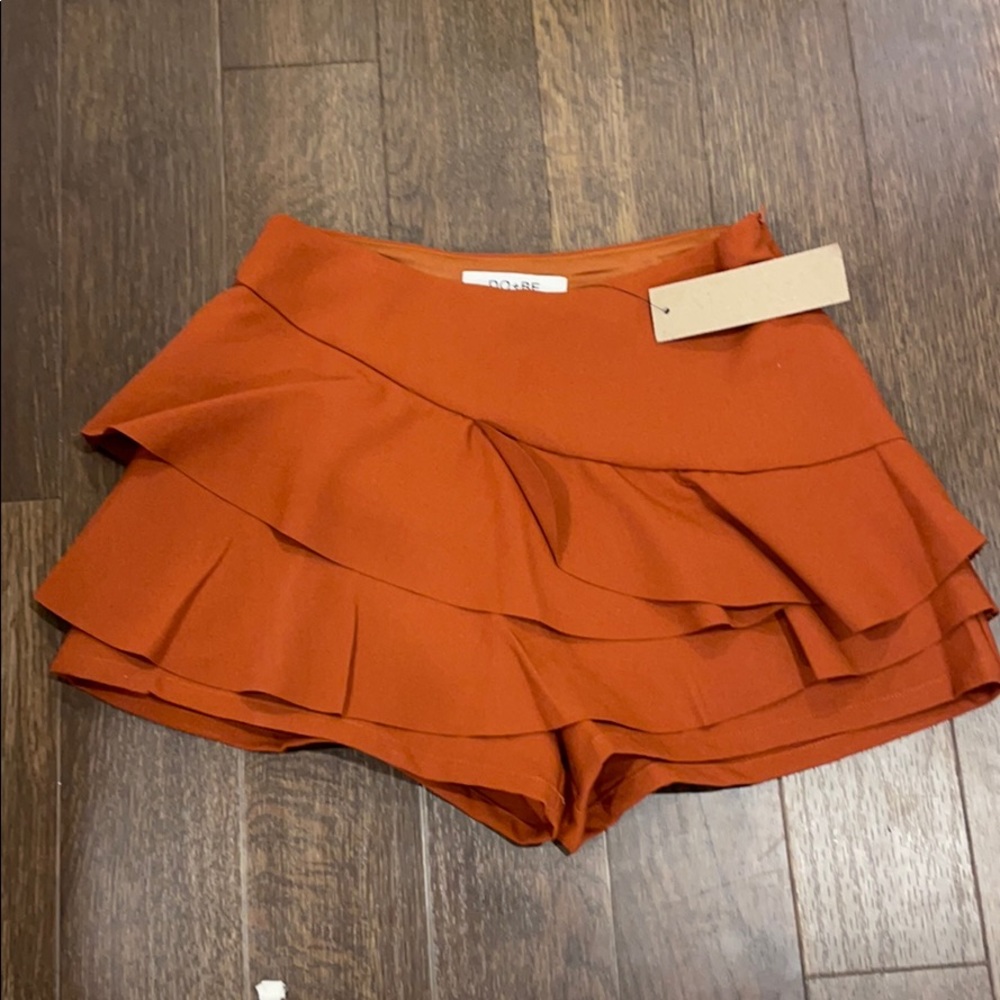 Brown ruffle layer shorts. Size small. NWT.